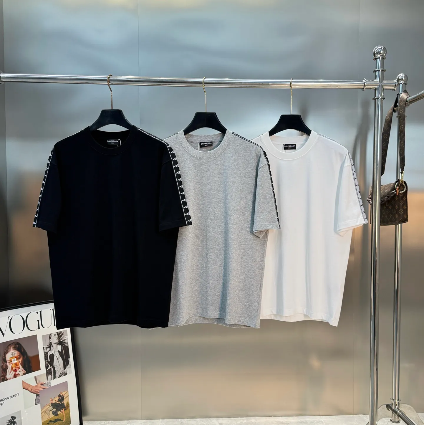⚜️Balenciaga T ， Same Style❤️ .280g Breathable， ! ， ， 。 ， ， ， OK， get ~ ， ， ! ：Black.Gray.White.Sizes：S-3XL ❗️（175/145 L）